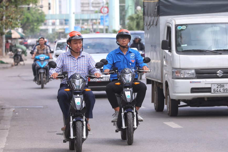 Ra mat xe dien cong cong ket noi voi tuyen buyt BRT - Hinh anh 12