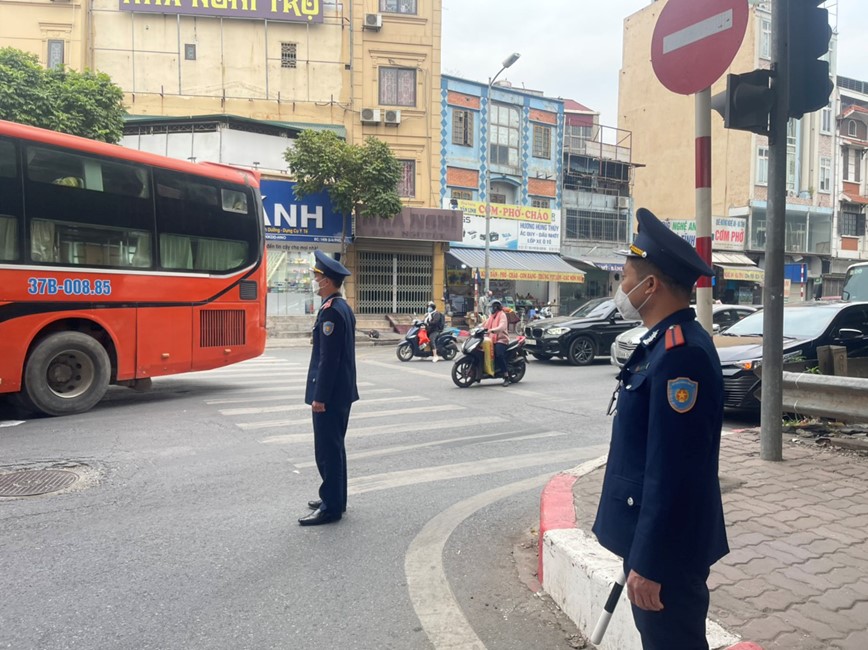 Nguoi dan roi Thu do ve que an Tet, cua ngo Ha Noi un u - Hinh anh 10