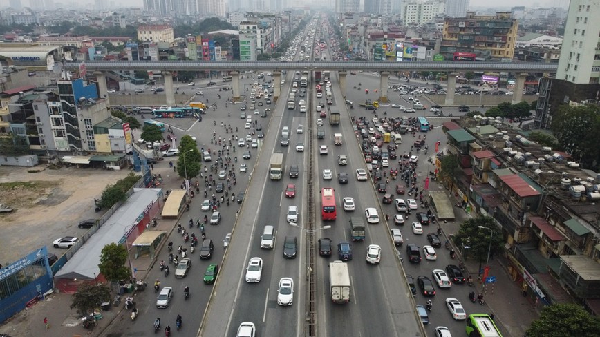 Nguoi dan roi Thu do ve que an Tet, cua ngo Ha Noi un u - Hinh anh 1