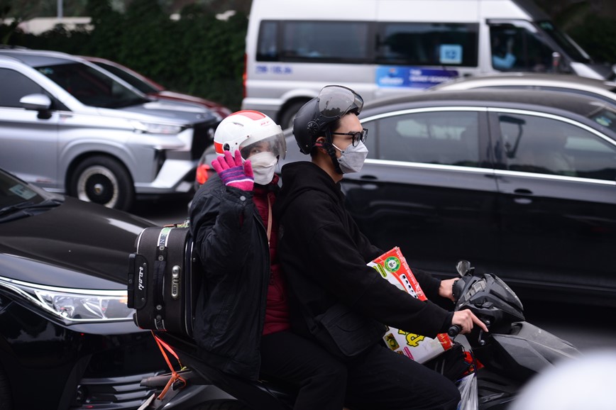 Nguoi dan roi Thu do ve que an Tet, cua ngo Ha Noi un u - Hinh anh 8