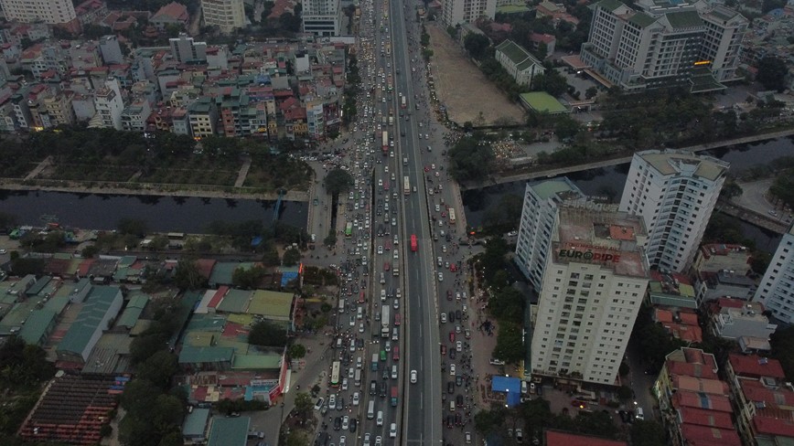 Nguoi dan roi Thu do ve que an Tet, cua ngo Ha Noi un u - Hinh anh 2