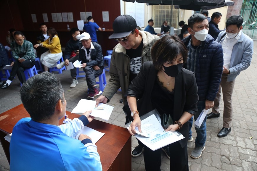 Ha Noi: Nguoi dan di doi giay phep lai xe tang dot bien - Hinh anh 3