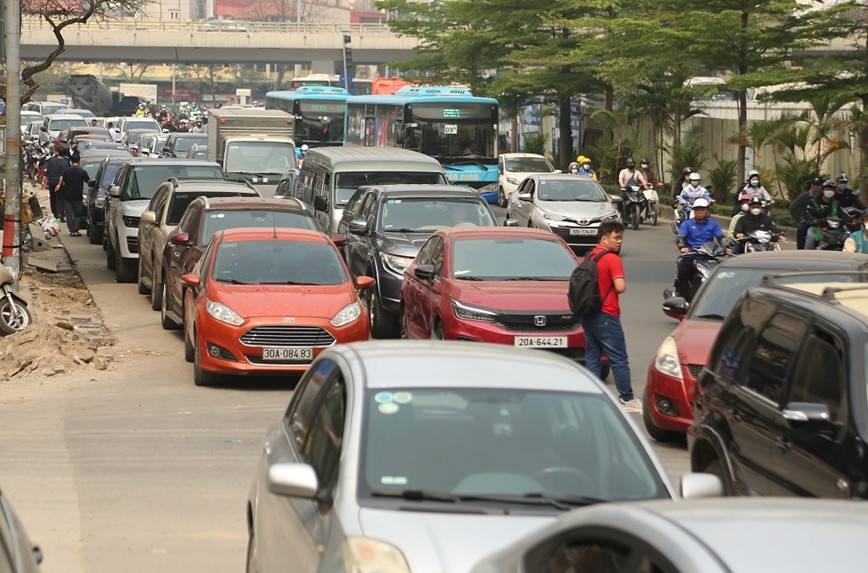 Ha Noi: Hang tram phuong tien noi duoi nhau cho dang kiem - Hinh anh 3