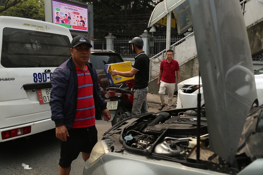 Ha Noi: Hang tram phuong tien noi duoi nhau cho dang kiem - Hinh anh 13