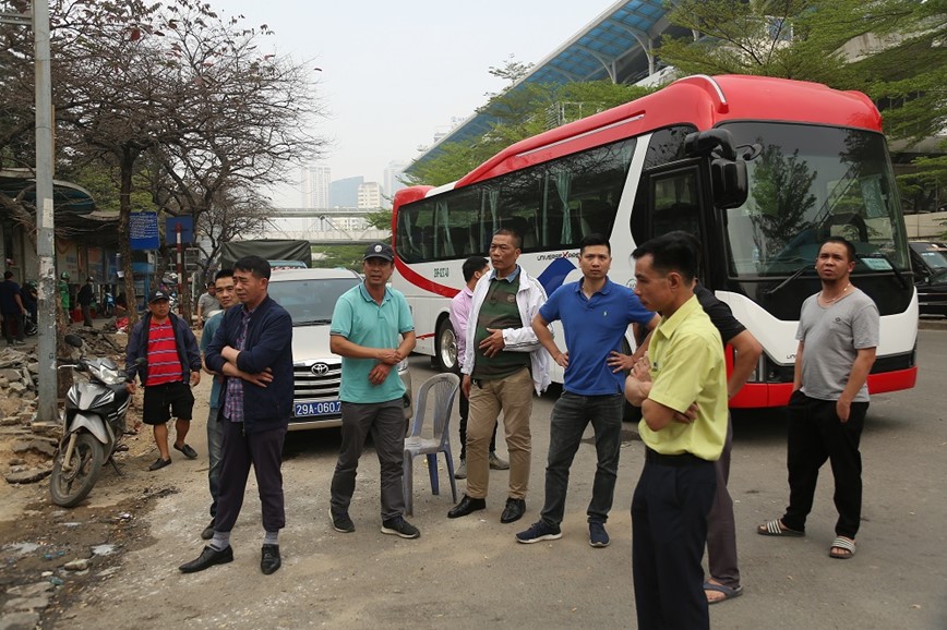 Ha Noi: Hang tram phuong tien noi duoi nhau cho dang kiem - Hinh anh 12