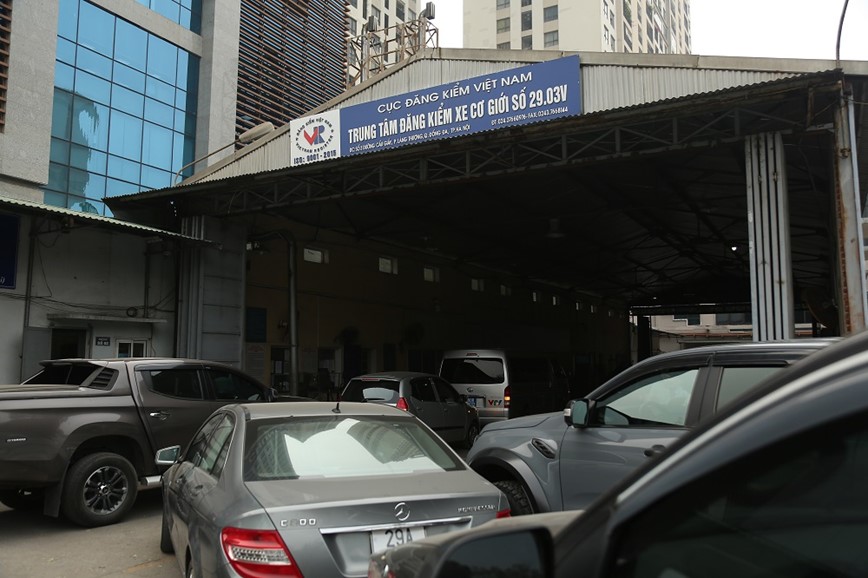 Ha Noi: Hang tram phuong tien noi duoi nhau cho dang kiem - Hinh anh 1