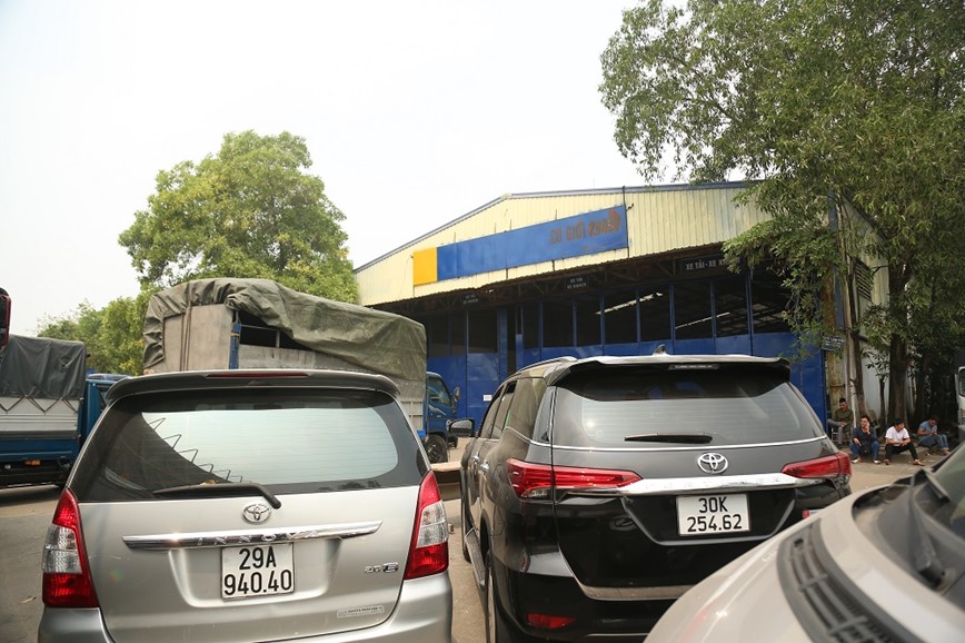 Ha Noi: Hang tram phuong tien noi duoi nhau cho dang kiem - Hinh anh 8