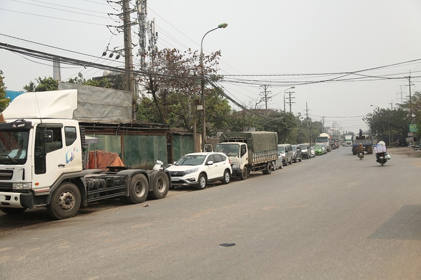 Ha Noi: Hang tram phuong tien noi duoi nhau cho dang kiem - Hinh anh 5