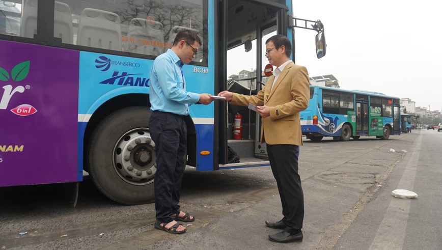 Phu xe buyt tuyen 02 nhan duoc nhieu loi khen tren mang xa hoi - Hinh anh 1