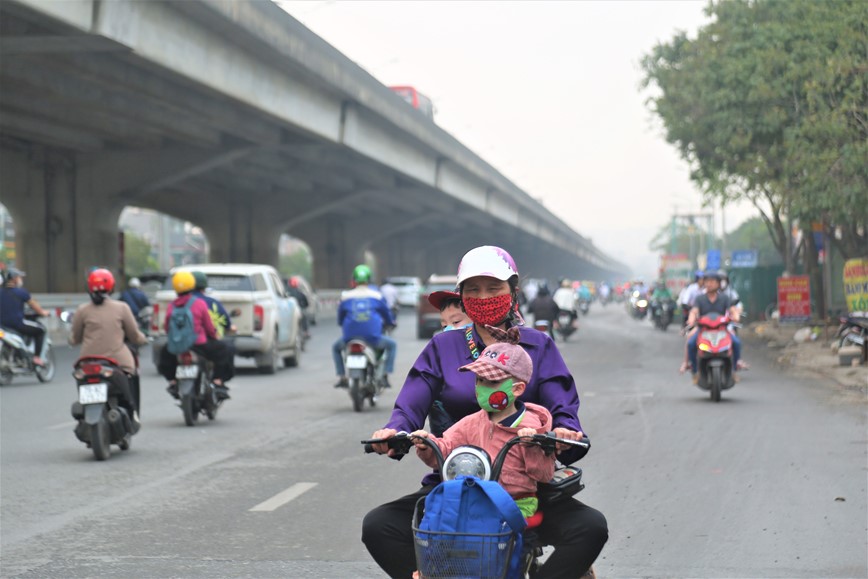 Phu huynh bat chap nguy hiem cho theo con nho di nguoc chieu  - Hinh anh 9