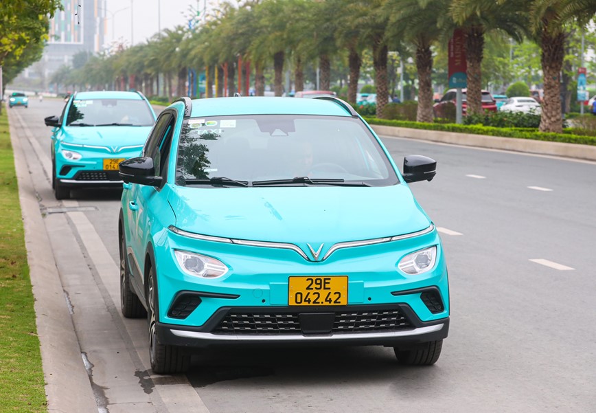 Taxi dien ra doi, them thach thuc moi cho taxi xang - Hinh anh 2