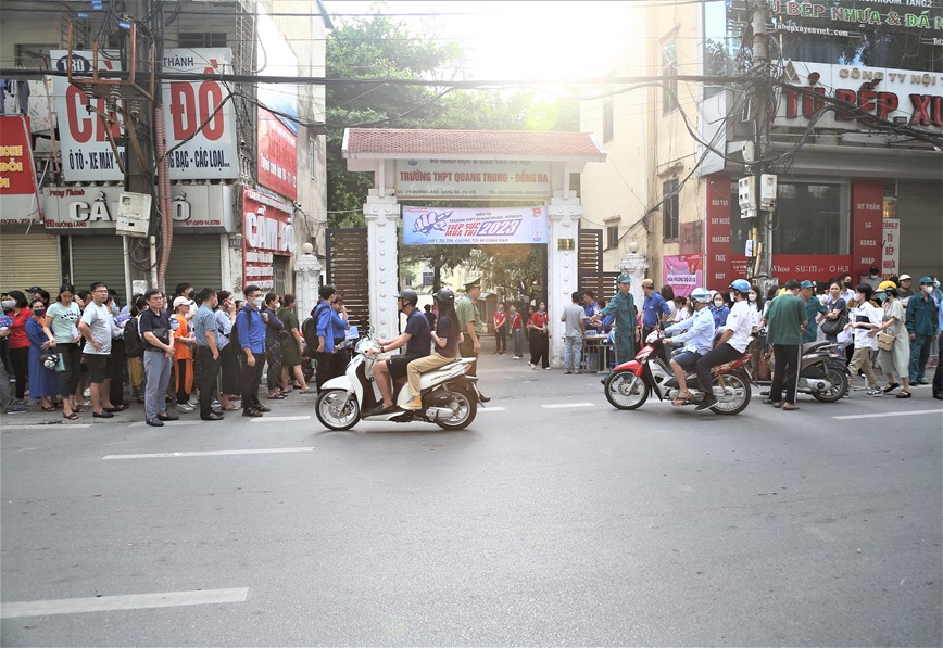 Ha Noi: Giao thong thuan loi ngay dau ky thi vao 10 - Hinh anh 8