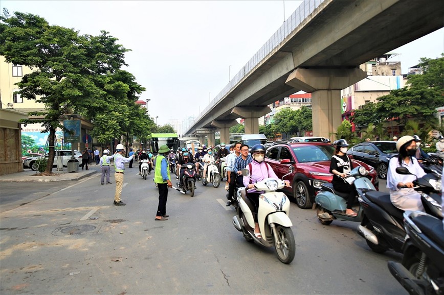 Chen chan vuot lo cot tren duong Nguyen Trai - Hinh anh 8