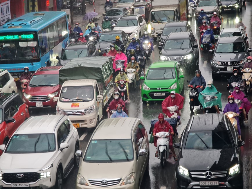 Ha Noi: Sang dau tuan nguoi dan chat vat di lam duoi mua  - Hinh anh 9