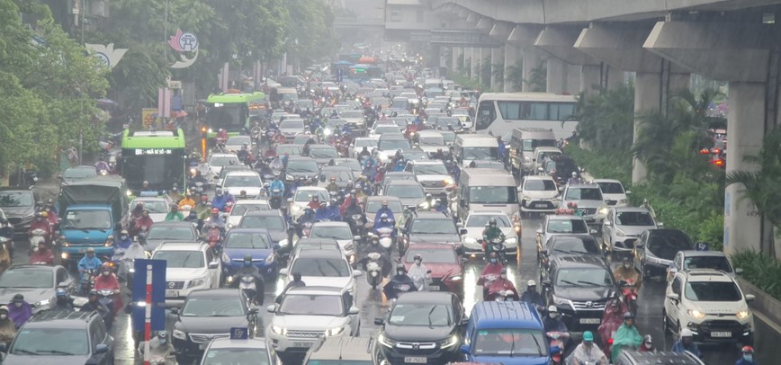 Ha Noi: Sang dau tuan nguoi dan chat vat di lam duoi mua  - Hinh anh 2