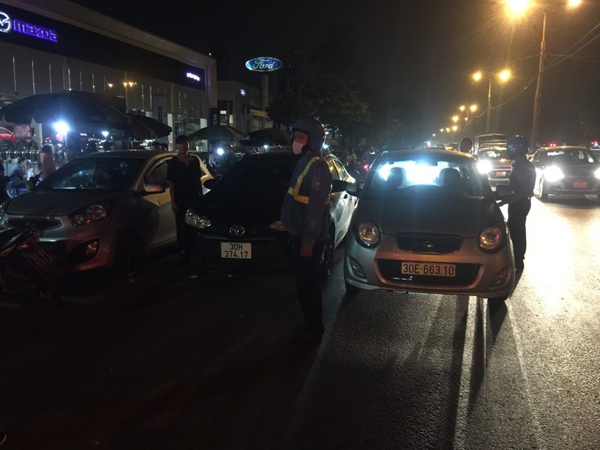 Ha Noi: Xu nghiem, phat nang xe taxi dung do bua bai - Hinh anh 2