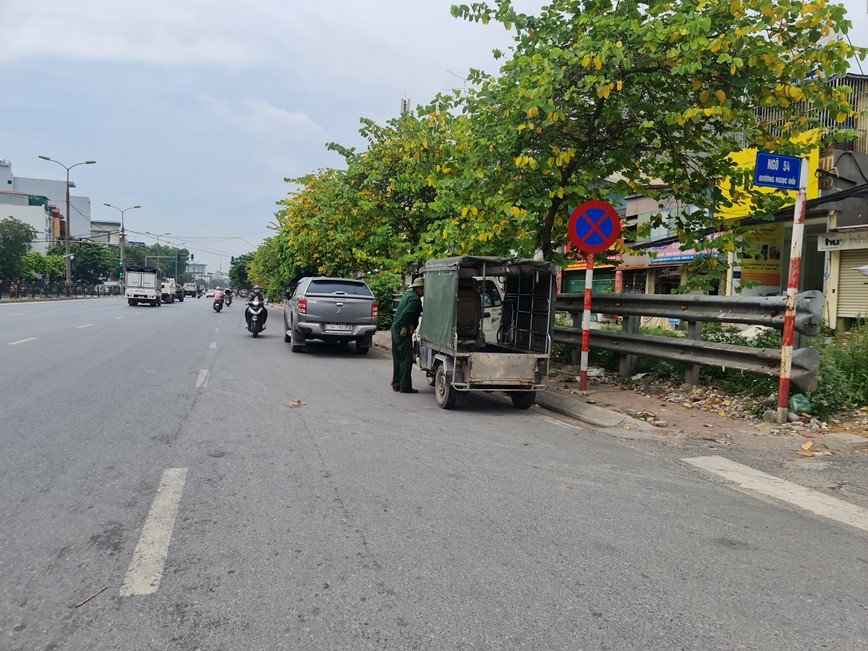 Nguy co mat an toan giao thong tren duong Ngoc Hoi - Hinh anh 3