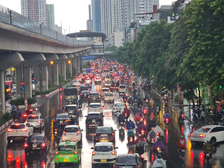 Ha Noi: Mua lon gio tan tam, nhieu tuyen pho un tac - Hinh anh 3