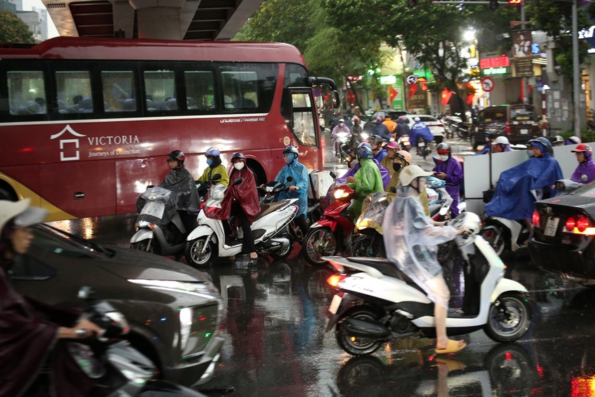 Ha Noi: Mua lon nhieu gio dong ho, duong pho “te liet” - Hinh anh 15