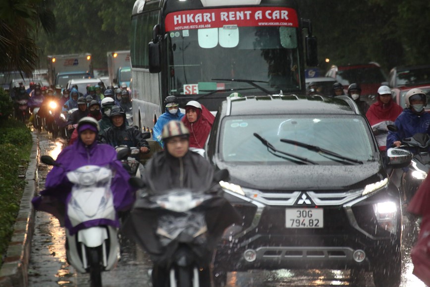 Ha Noi: Mua lon nhieu gio dong ho, duong pho “te liet” - Hinh anh 13