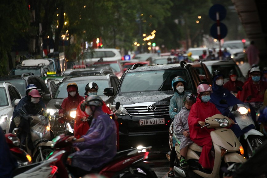 Ha Noi: Mua lon nhieu gio dong ho, duong pho “te liet” - Hinh anh 12