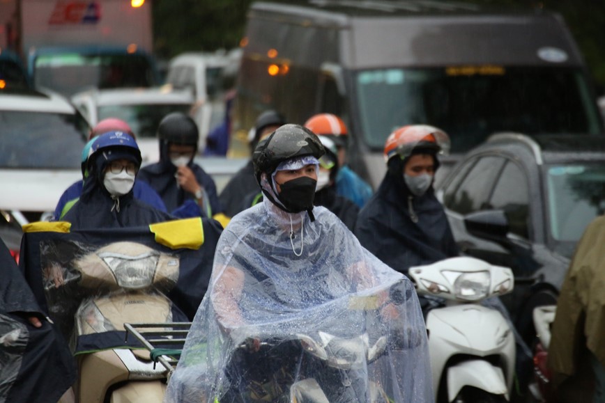 Ha Noi: Mua lon nhieu gio dong ho, duong pho “te liet” - Hinh anh 14