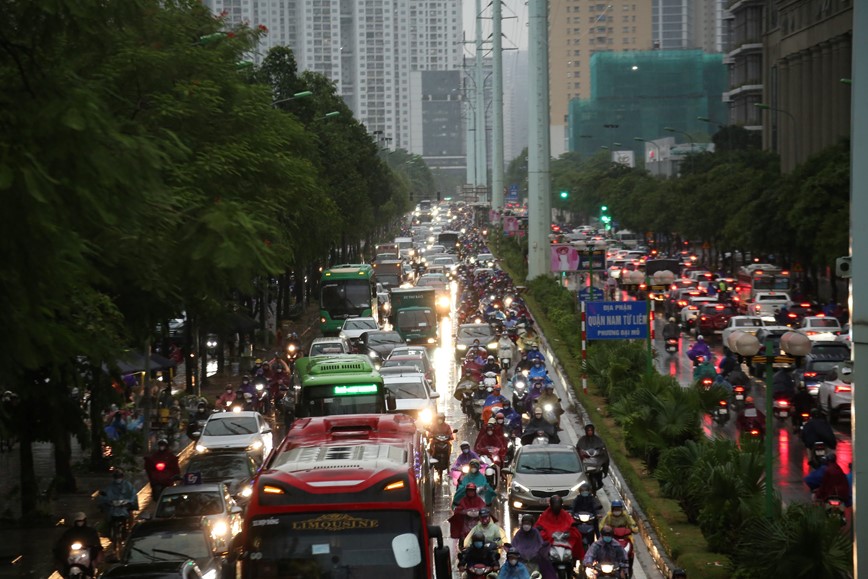 Ha Noi: Mua lon nhieu gio dong ho, duong pho “te liet” - Hinh anh 1