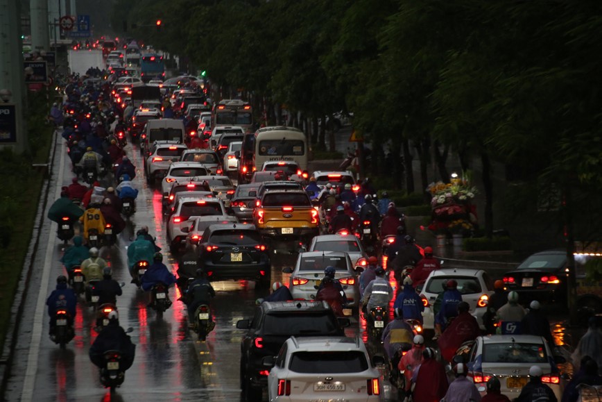 Ha Noi: Mua lon nhieu gio dong ho, duong pho “te liet” - Hinh anh 11