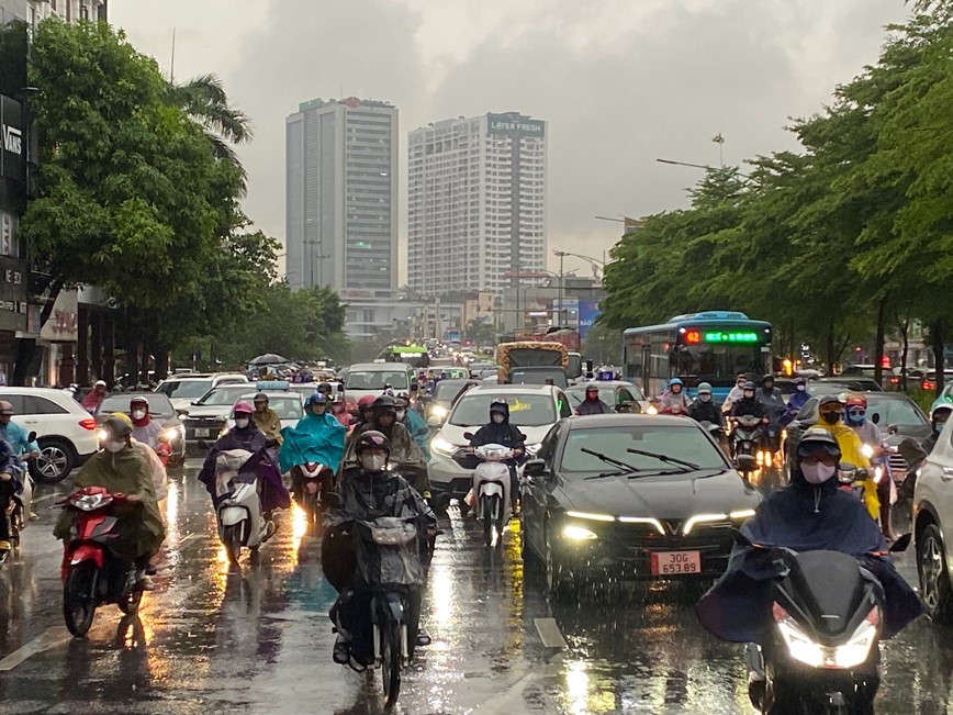 Ha Noi: Mua lon nhieu gio dong ho, duong pho “te liet” - Hinh anh 9