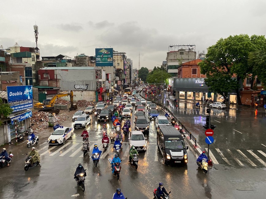 Ha Noi: Mua lon nhieu gio dong ho, duong pho “te liet” - Hinh anh 8