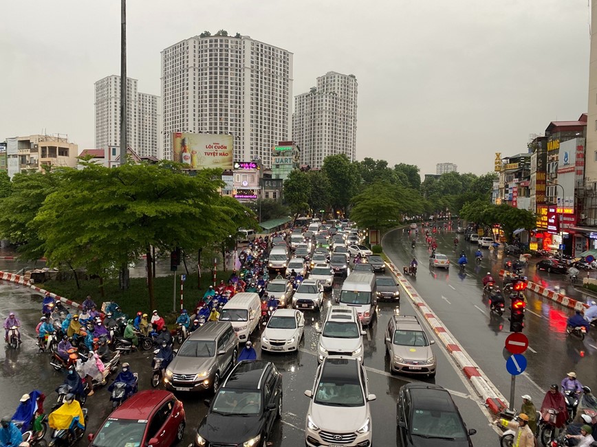 Ha Noi: Mua lon nhieu gio dong ho, duong pho “te liet” - Hinh anh 4