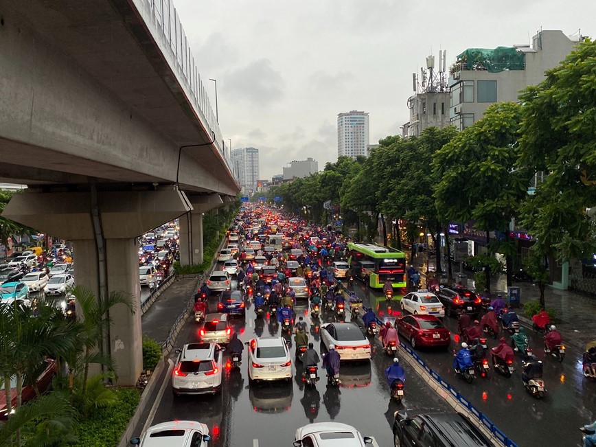 Ha Noi: Mua lon nhieu gio dong ho, duong pho “te liet” - Hinh anh 7