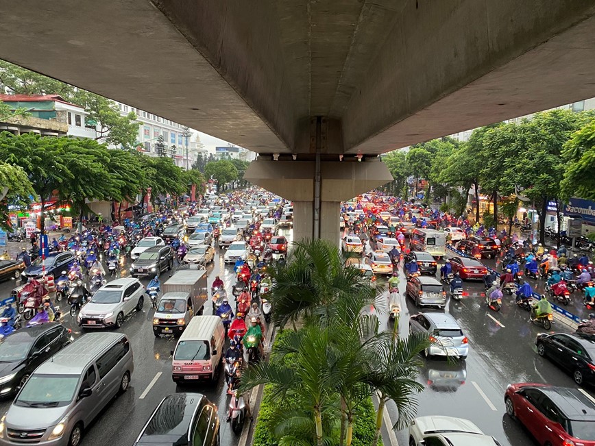 Ha Noi: Mua lon nhieu gio dong ho, duong pho “te liet” - Hinh anh 6