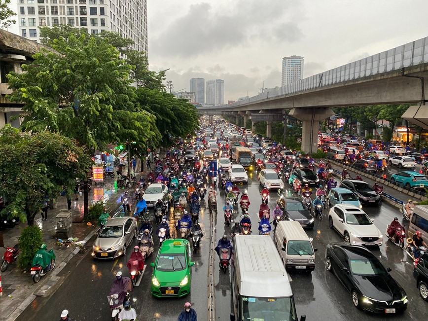 Ha Noi: Mua lon nhieu gio dong ho, duong pho “te liet” - Hinh anh 2