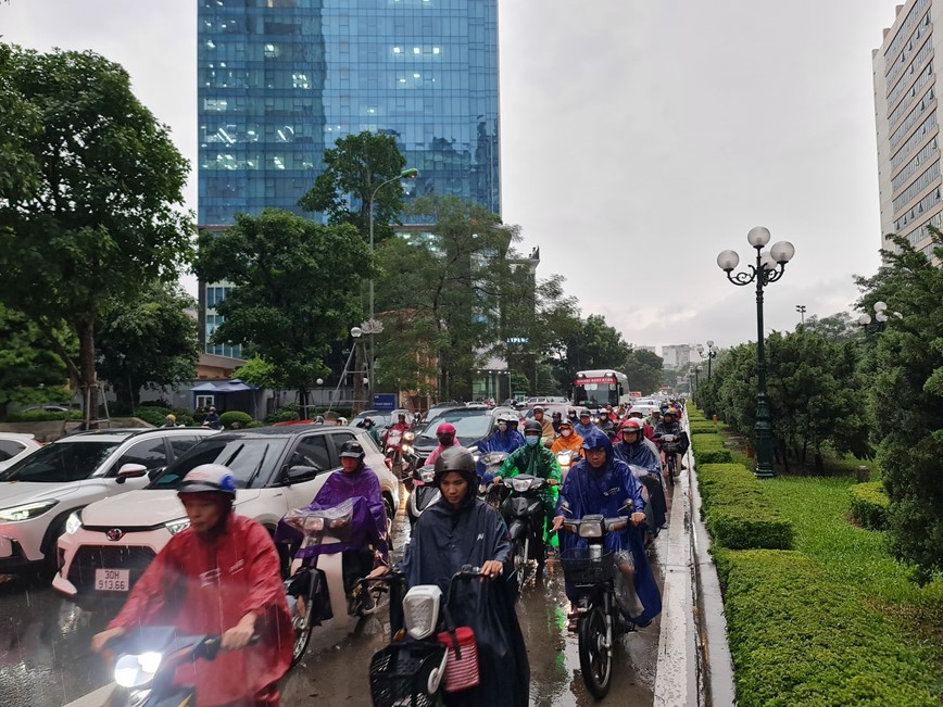 Ha Noi: Mua lon nhieu gio dong ho, duong pho “te liet” - Hinh anh 3