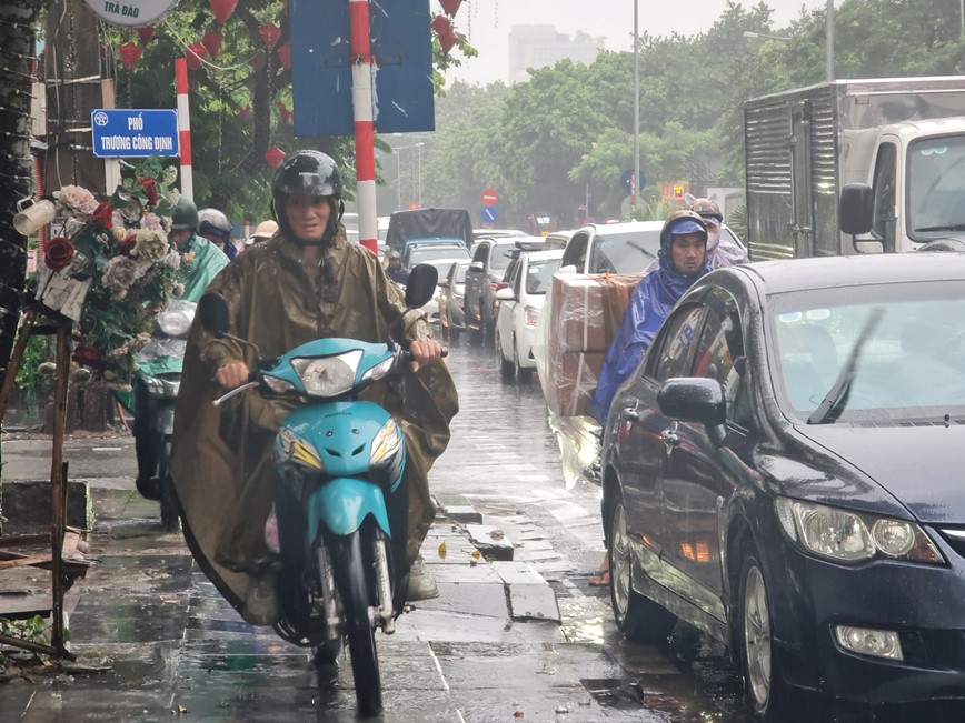 Mua lon dau gio sang, duong pho Ha Noi un tac keo dai  - Hinh anh 9