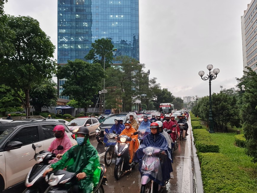 Mua lon dau gio sang, duong pho Ha Noi un tac keo dai  - Hinh anh 4