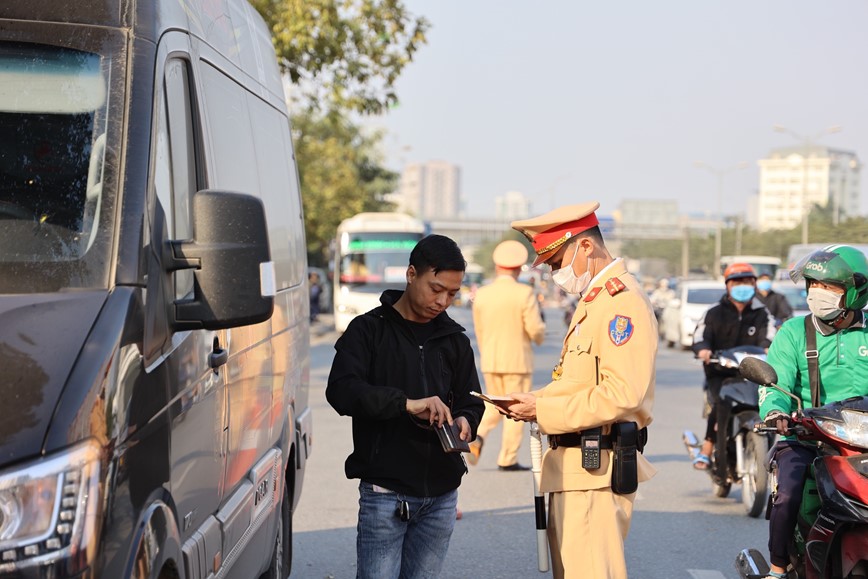 Ha Noi: 74 nguoi bi tuoc giay phep lai xe trong ngay 25/9 - Hinh anh 1