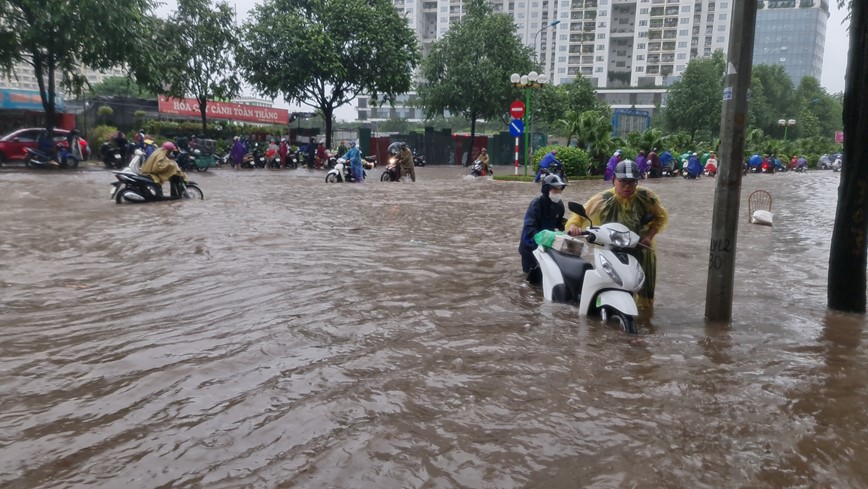 Mua ngap, tac duong khap Ha Noi  - Hinh anh 1