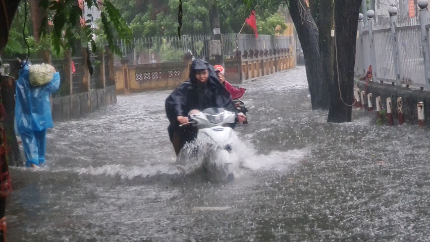 Mua ngap, tac duong khap Ha Noi  - Hinh anh 10