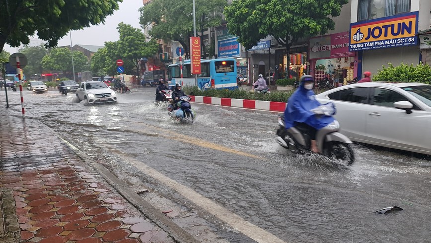 Mua ngap, tac duong khap Ha Noi  - Hinh anh 7