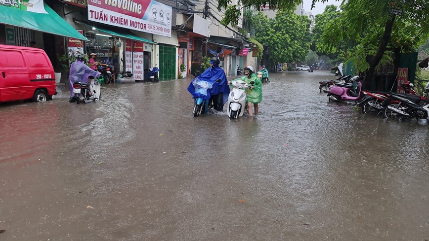 Mua ngap, tac duong khap Ha Noi  - Hinh anh 5