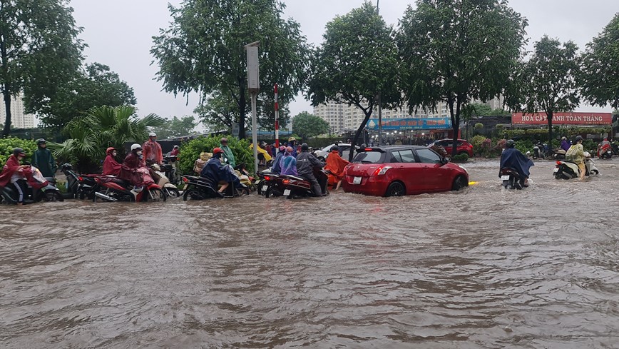 Mua ngap, tac duong khap Ha Noi  - Hinh anh 2