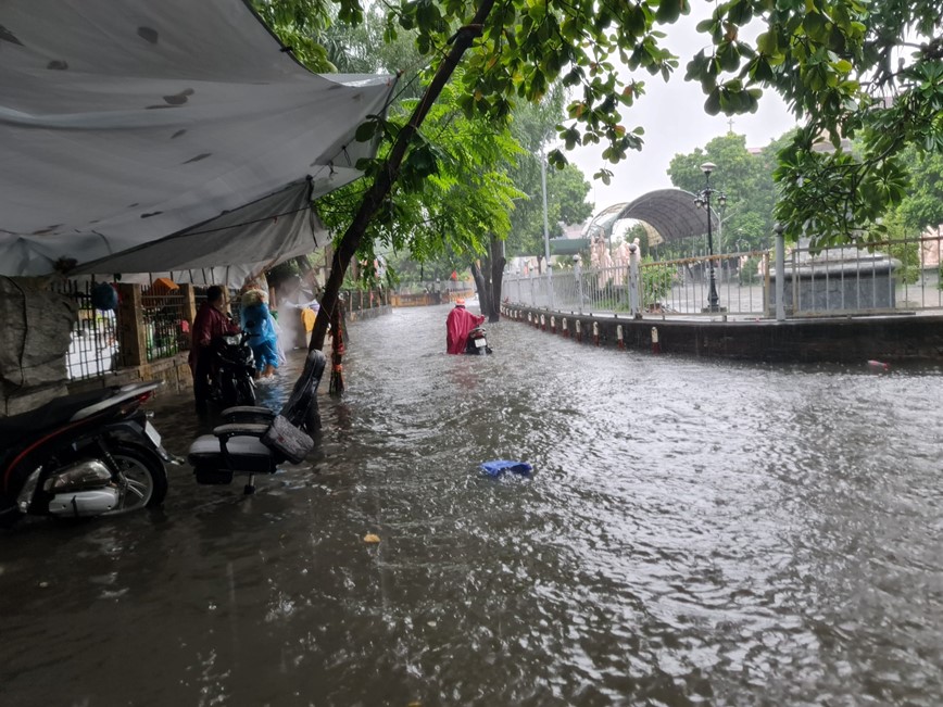 Mua ngap, tac duong khap Ha Noi  - Hinh anh 3