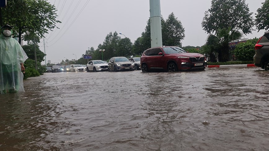 Mua ngap, tac duong khap Ha Noi  - Hinh anh 12