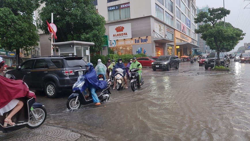 Mua ngap, tac duong khap Ha Noi  - Hinh anh 11