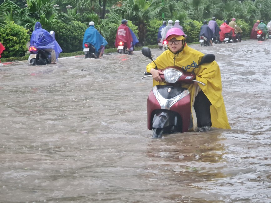 Mua ngap, tac duong khap Ha Noi  - Hinh anh 13