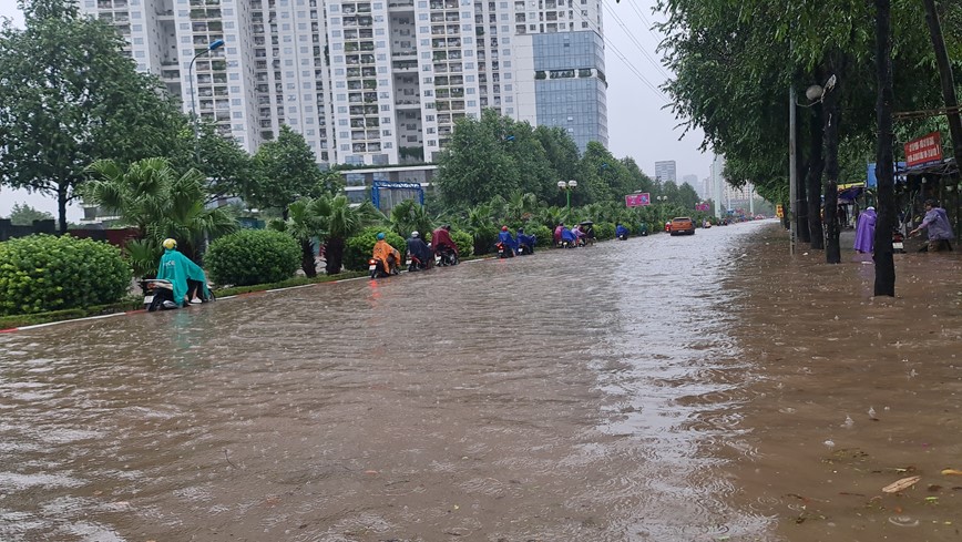 Giao thong Ha Noi te liet do mua lon keo dai - Hinh anh 1