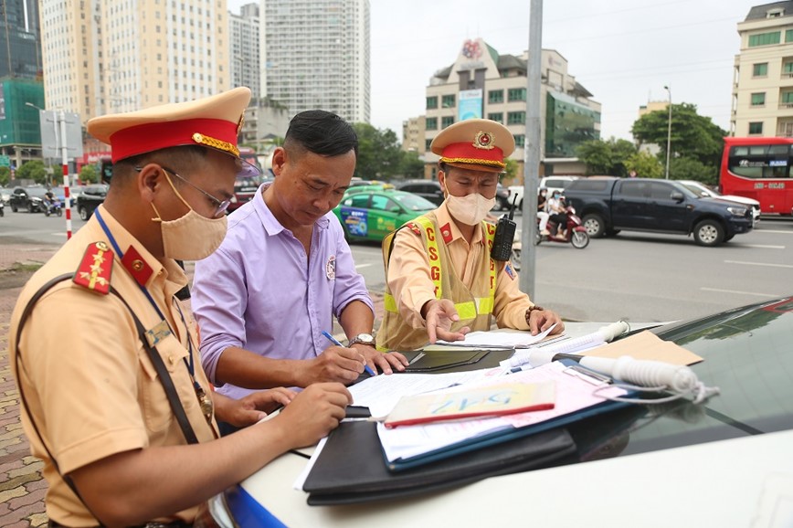 Ha Noi: Tuoc giay phep lai xe 83 tai xe trong ngay 2/10 - Hinh anh 1