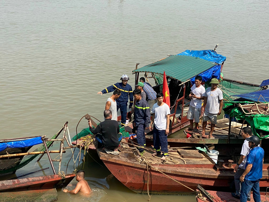 Va cham xa lan va tau ca tren song Hong, 1 nguoi tu vong - Hinh anh 1